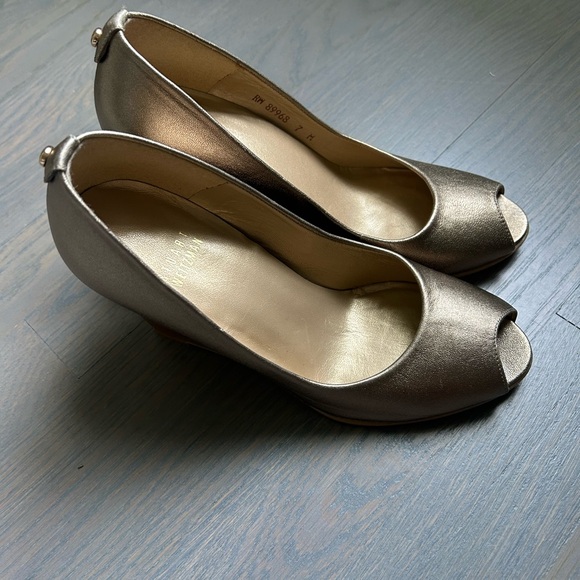 Stuart Weitzman Lille Metallic Gold Peep Toe Wedges Wood Stacked Heel - Picture 2 of 8
